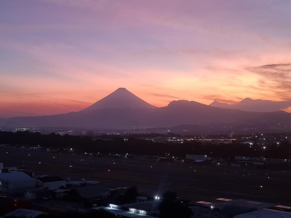 Amazing Volcano Views In Front Of Airport Guatemala-Stadt Exterior foto