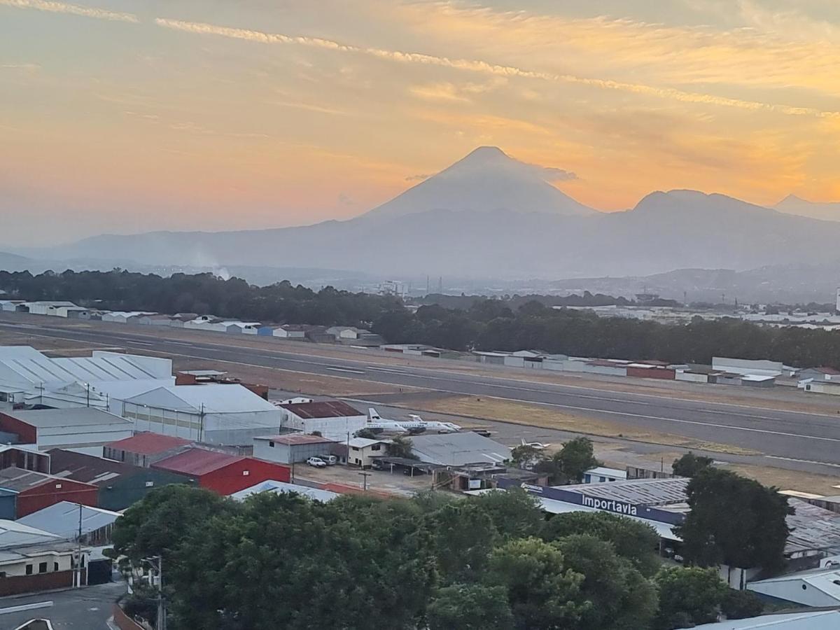 Amazing Volcano Views In Front Of Airport Guatemala-Stadt Exterior foto