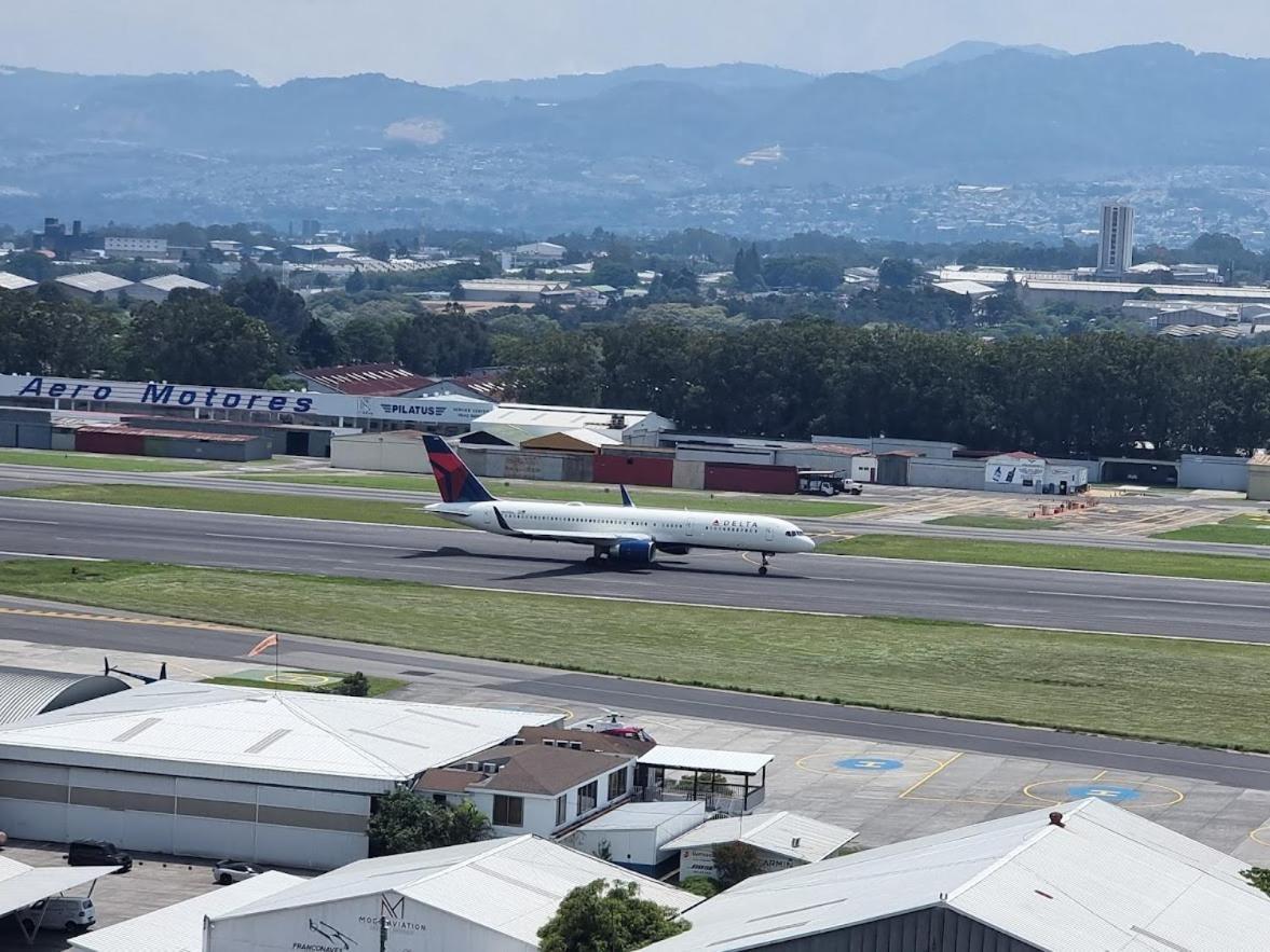 Amazing Volcano Views In Front Of Airport Guatemala-Stadt Exterior foto
