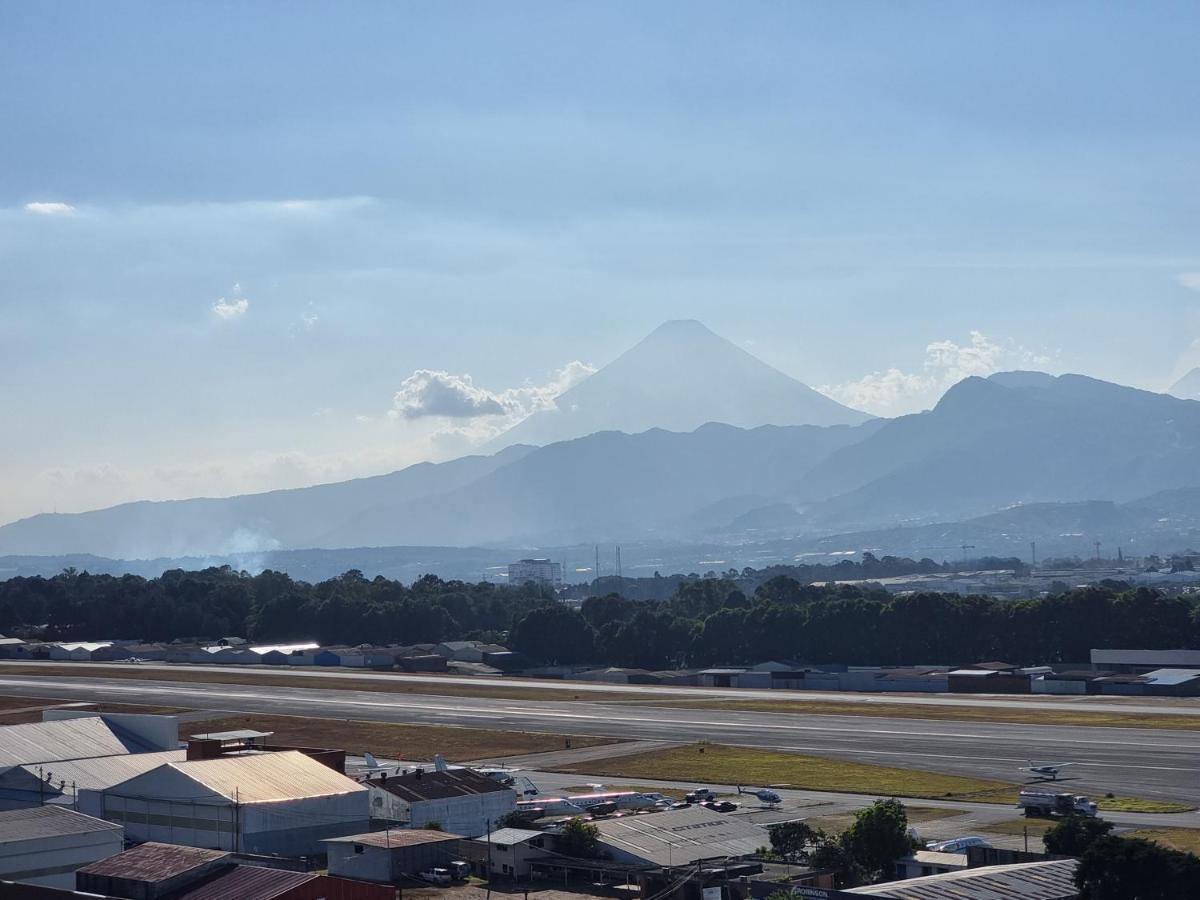 Amazing Volcano Views In Front Of Airport Guatemala-Stadt Exterior foto