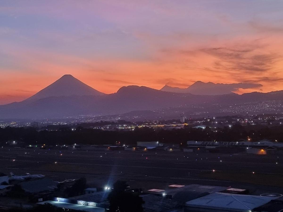 Amazing Volcano Views In Front Of Airport Guatemala-Stadt Exterior foto