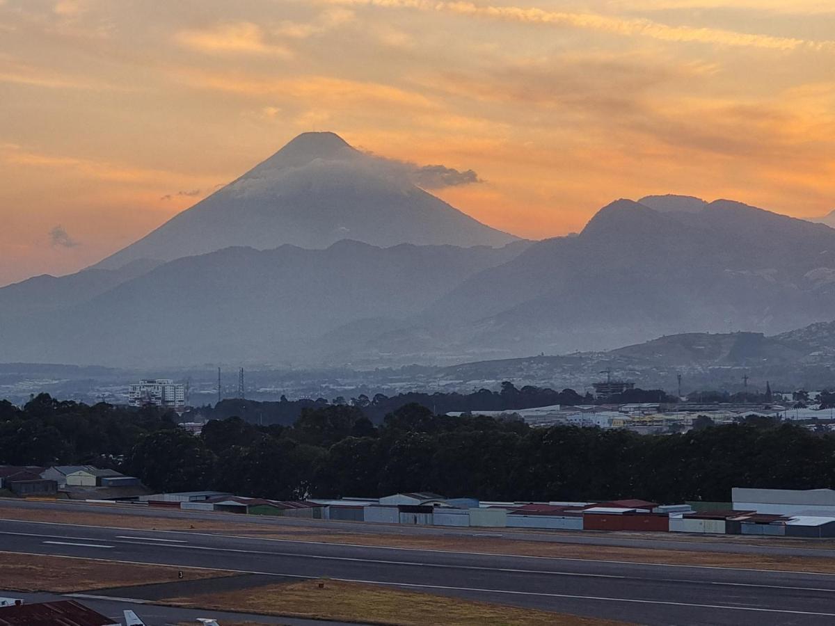 Amazing Volcano Views In Front Of Airport Guatemala-Stadt Exterior foto