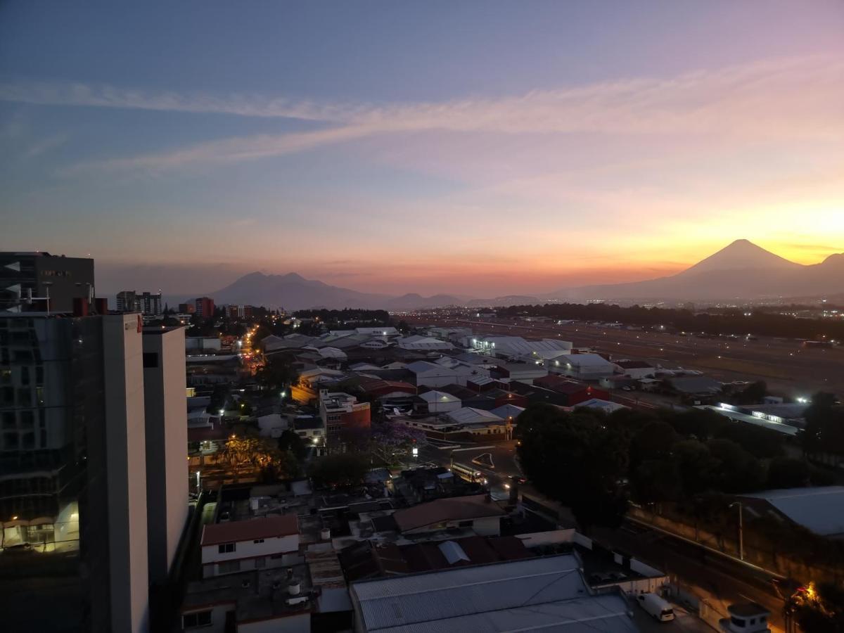 Amazing Volcano Views In Front Of Airport Guatemala-Stadt Exterior foto
