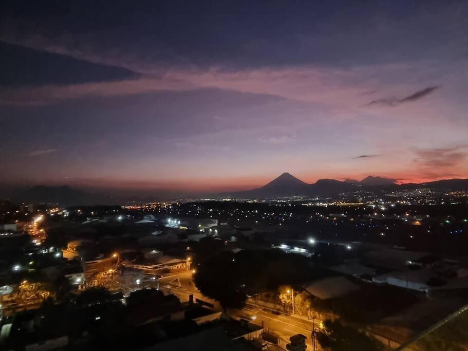 Amazing Volcano Views In Front Of Airport Guatemala-Stadt Exterior foto