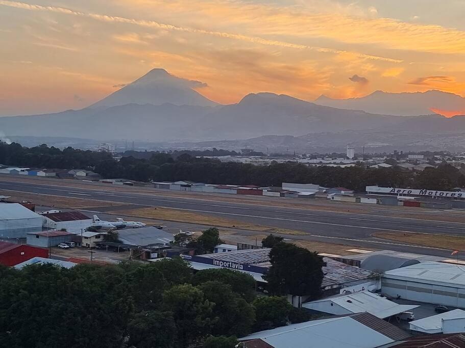 Amazing Volcano Views In Front Of Airport Guatemala-Stadt Exterior foto