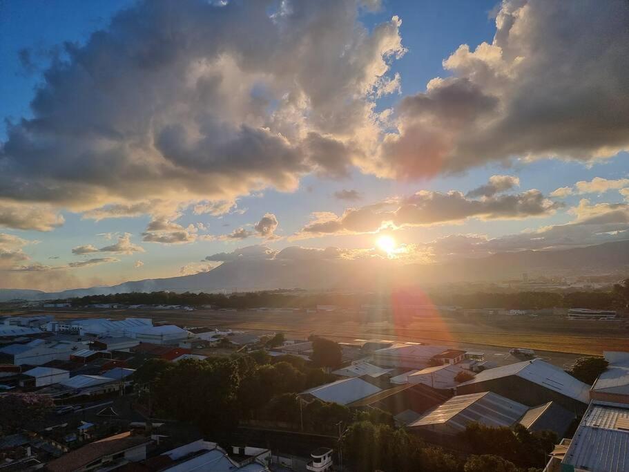 Amazing Volcano Views In Front Of Airport Guatemala-Stadt Exterior foto
