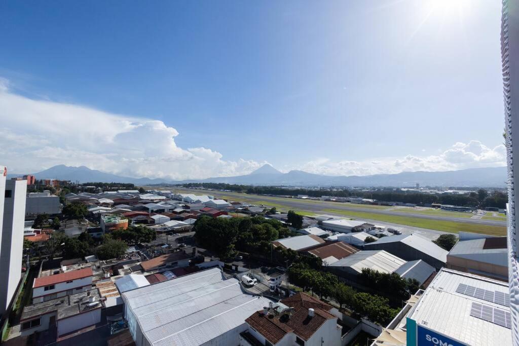 Amazing Volcano Views In Front Of Airport Guatemala-Stadt Exterior foto