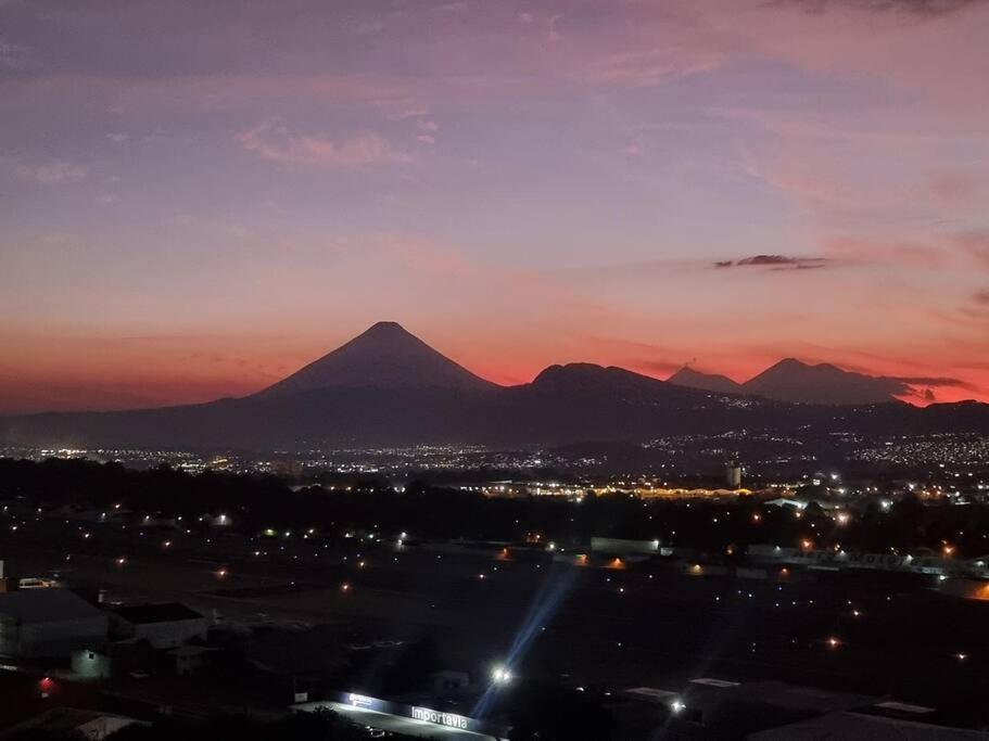 Amazing Volcano Views In Front Of Airport Guatemala-Stadt Exterior foto